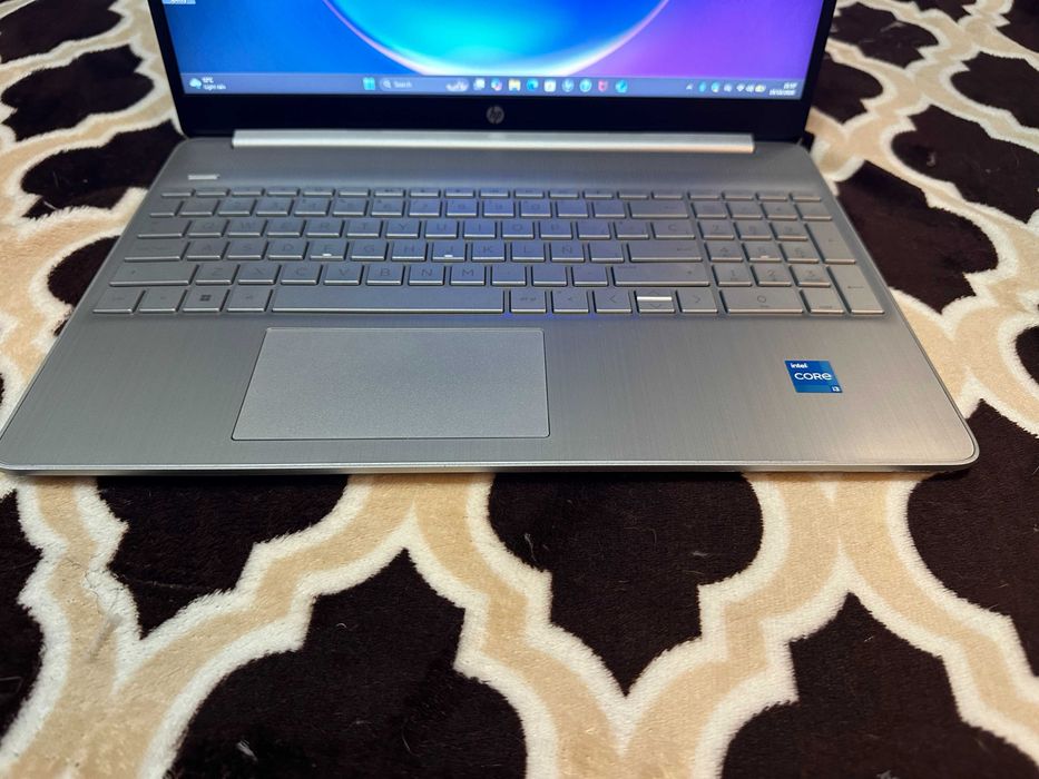 laptop HP 15s-fq2xxx, i3 gen 11, impecabil , slim