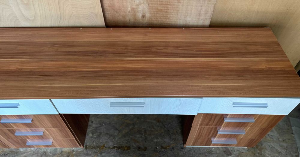 Comoda cu blat 2,53 cm; Bufet bucatarie cu rafturi si sertare; Ansamblu dulapuri si birou