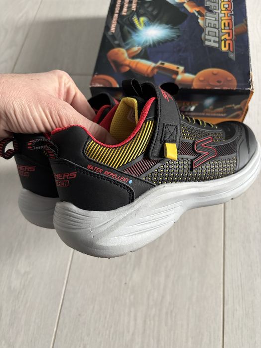 Adidasi Skechers impermeabili, marimea 35