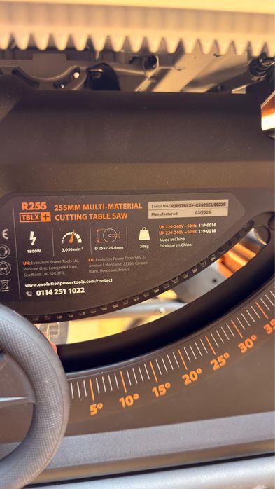 Fierastrau circular cu masa Evolution R255TBL+ cu disc de taiere multi-materiale de 255mm, 1800W