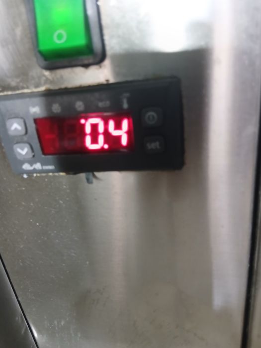Vând masa rece cu  2 usi