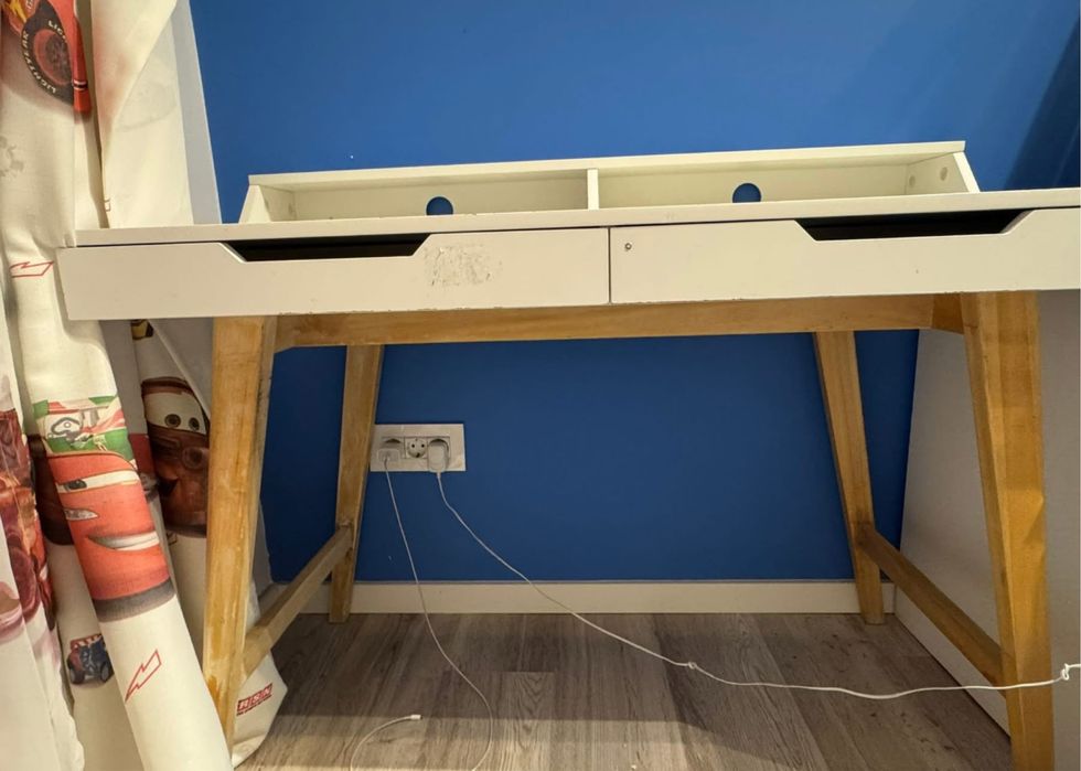 Masa de scris cu două  sertare