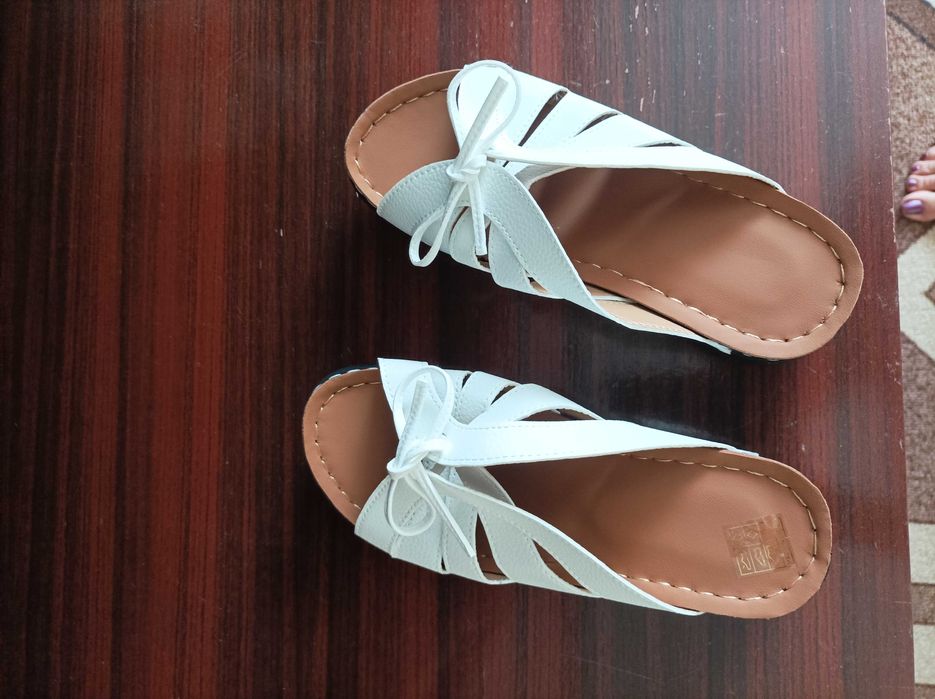 Продавам чисто нови чехли на платформа