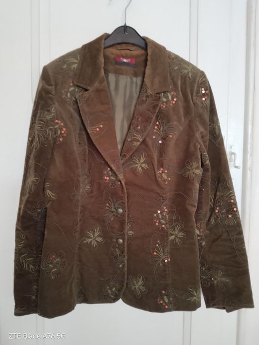 Продавам дамски костюми