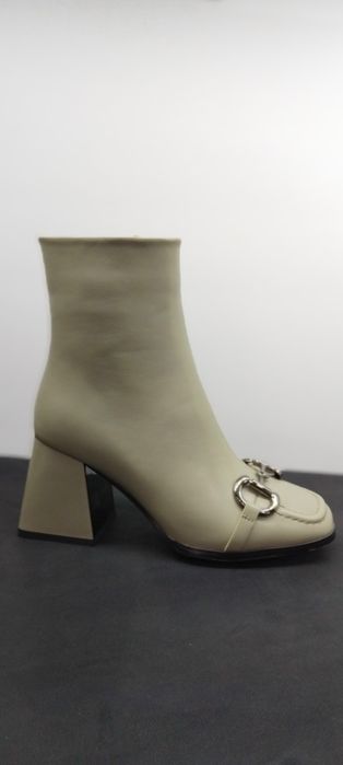 Нови дамски боти в млечно сив цвят-за стилна жена!35,36,37,38,39 разме