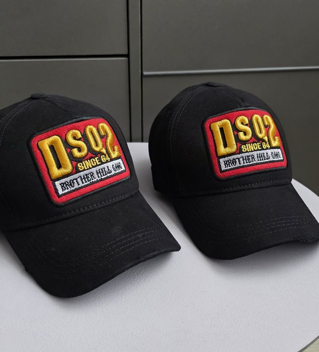 Шапка с козирка с производствени дефекти Dsquared