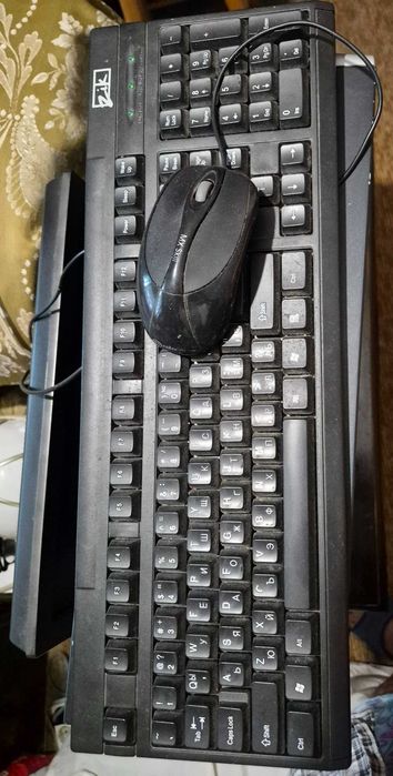 Компютър HP с монитор Sony клавиатура мишка