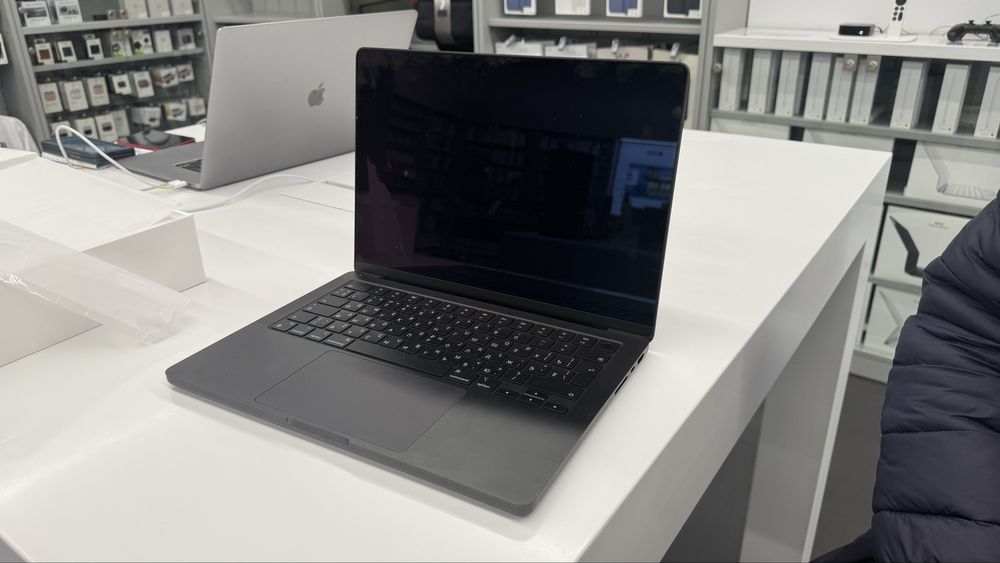 Мак бук совершенно новый