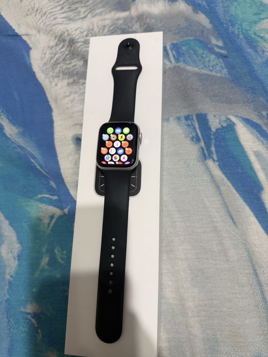 Продам Apple Watch 5