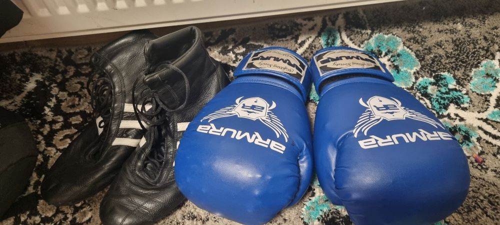 Vand ghete si manusi de box