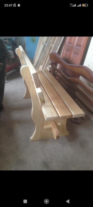 Деревянные столы с лавочками