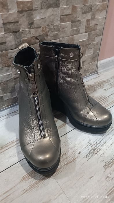 Сребристи дамски боти 37