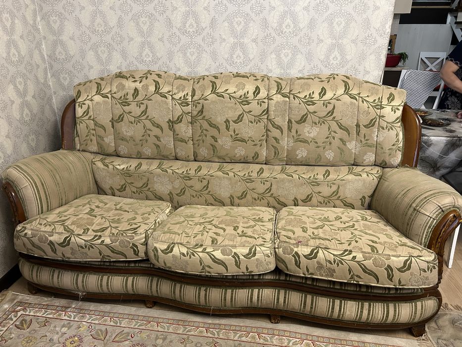 Продам диван с двумя креслами