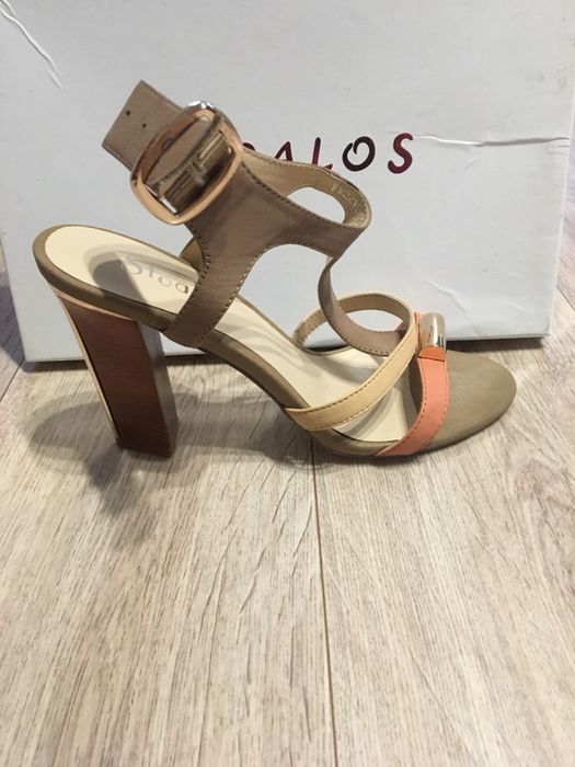 Продам босоножки новые