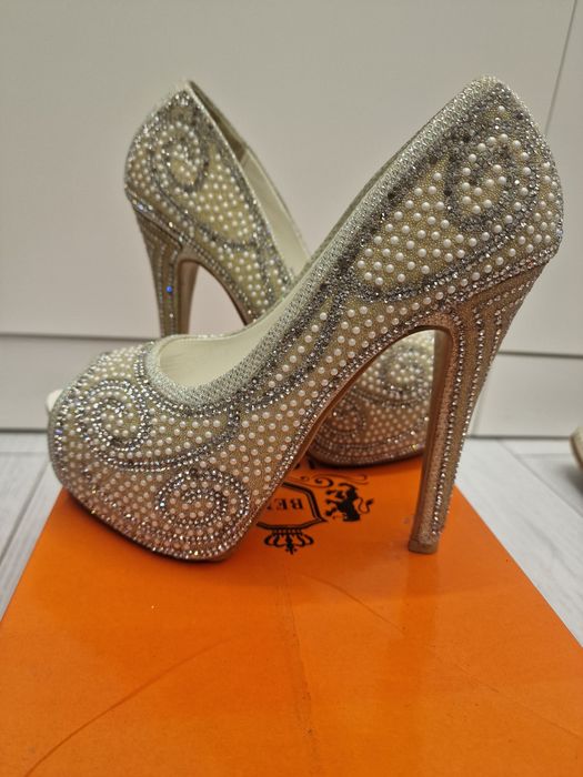 Красивые туфли, со стразами