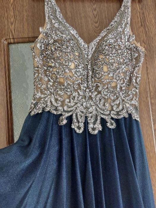 Официална рокля.