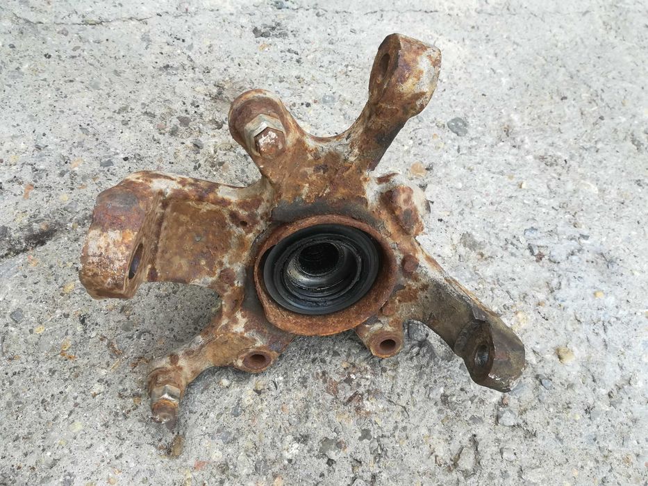 Преден десен шенкел Nissan Navara Нисан Навара ( шенкели )