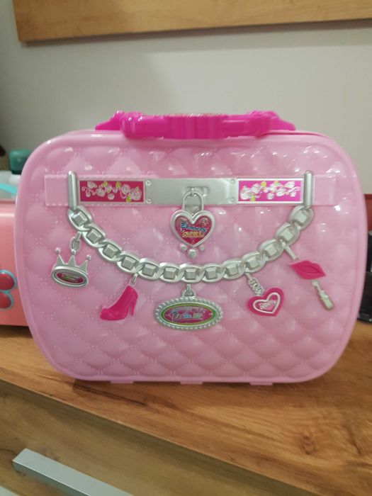 играчки музикална кутия, куфар с гримове, Красавицата и звяра и др.