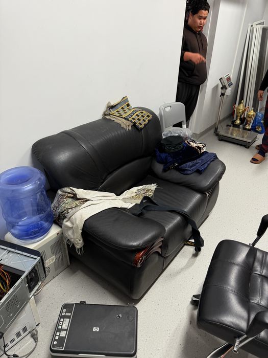 Кожаный диван офисный