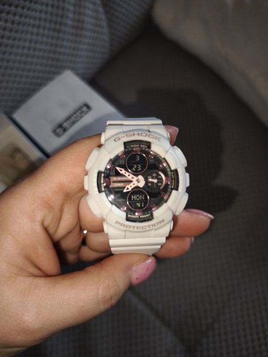 Бял часовник G-Shock