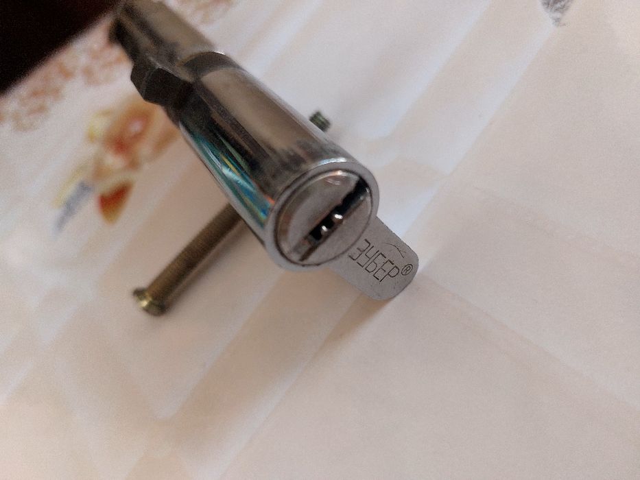 Продаю цилиндрический замок с ключами