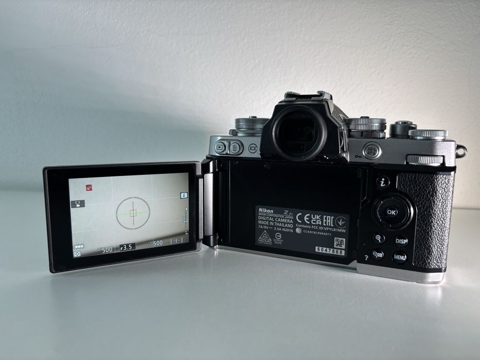Aparat foto mirrorless Nikon Z fc + obiectiv NIKKOR Z DX 16-50 VR + Blitz Nissin Di466