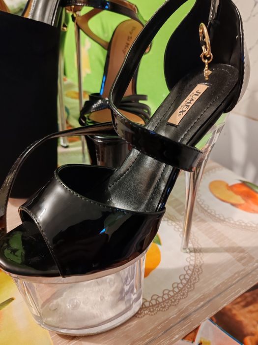 Vând perechii sandale