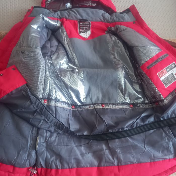 Продам две  новые  зимние куртки на девочек