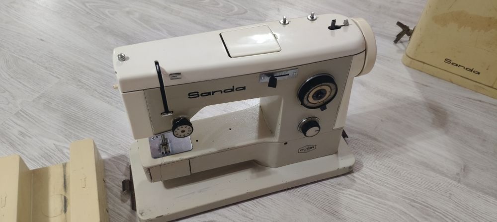 mașină de cusut  electrica Sanda Cugir.
Folosita pentru uz casnic

Preț 250 ron