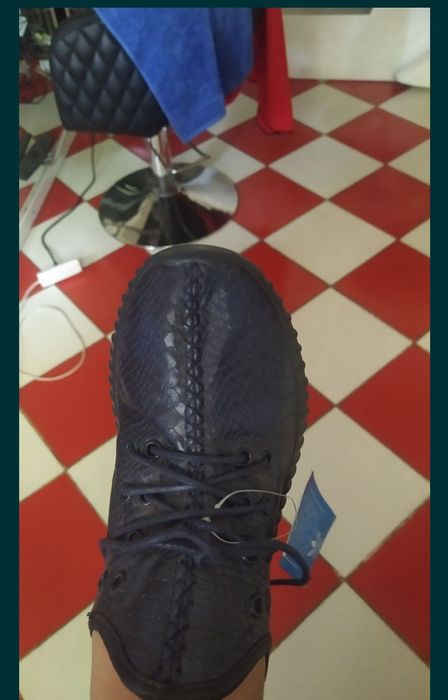 Новые кроссовки.