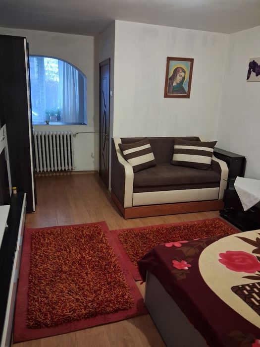 Ofer spre închiriat garsoniera în zona Burdujeni strada Privighetorii
