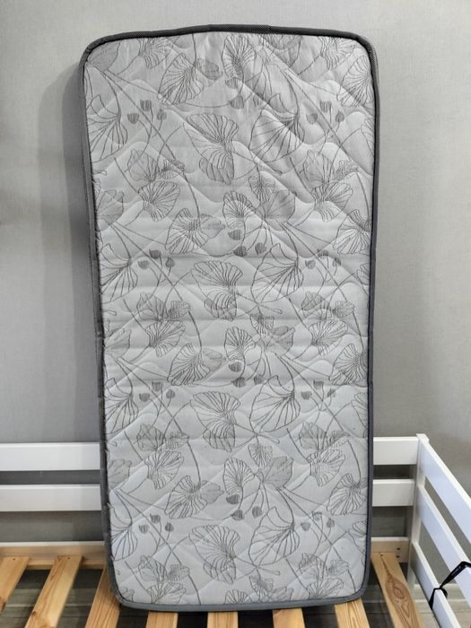 Продам детскую кровать с матрасом