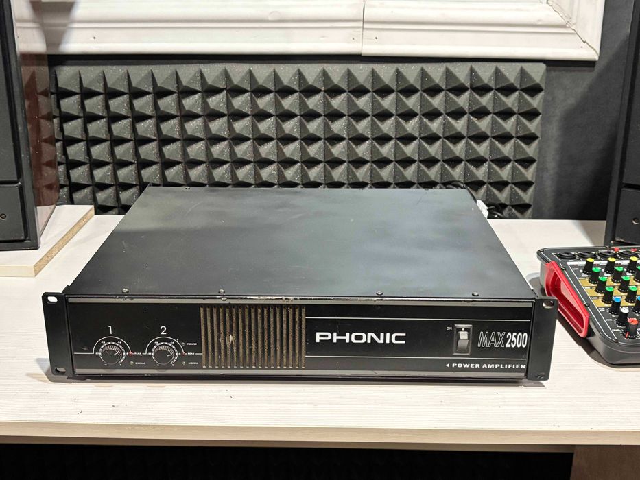 усилитель звука Phonic MAX 2500