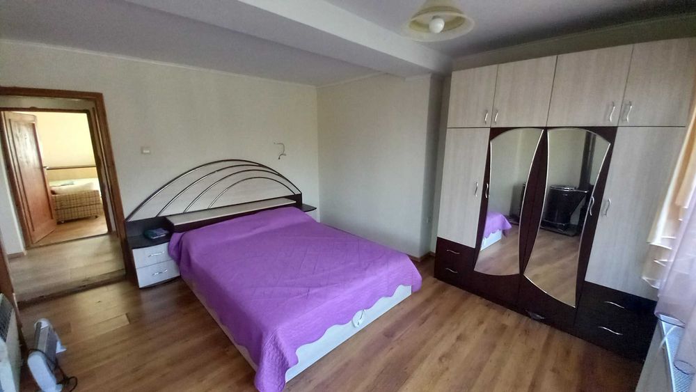 Имот в с. Бабово - 3 къщи с просторен парцел