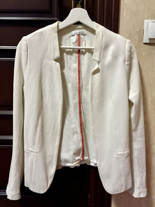 Пиджак трикотажный белый