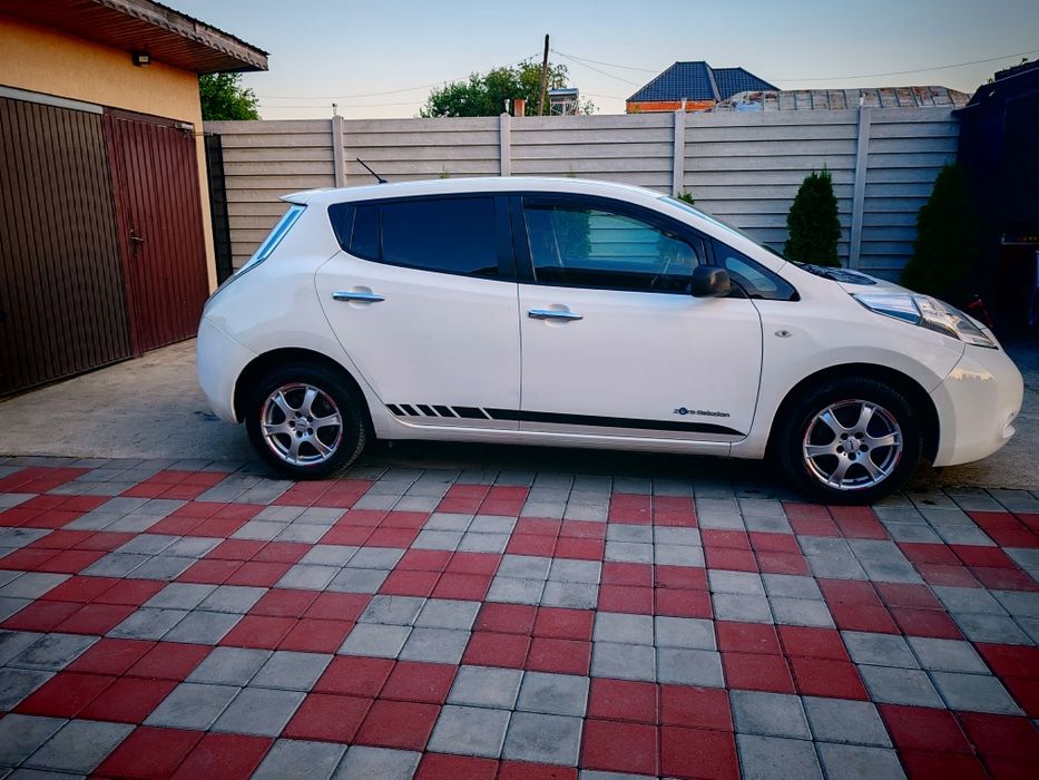 Nissan leaf electric