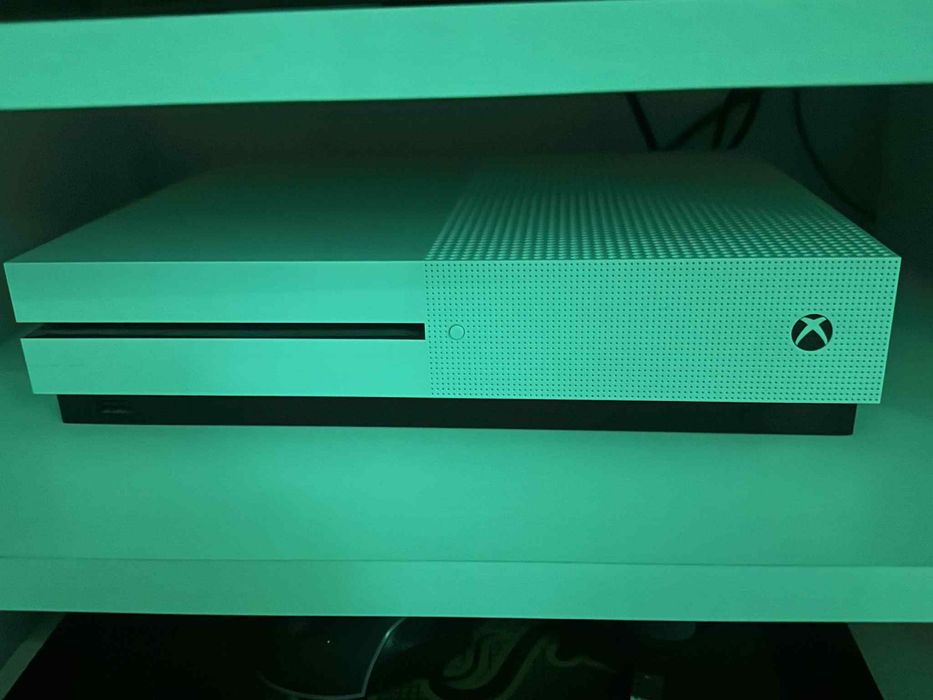 Продавам XBOX One S 1TB