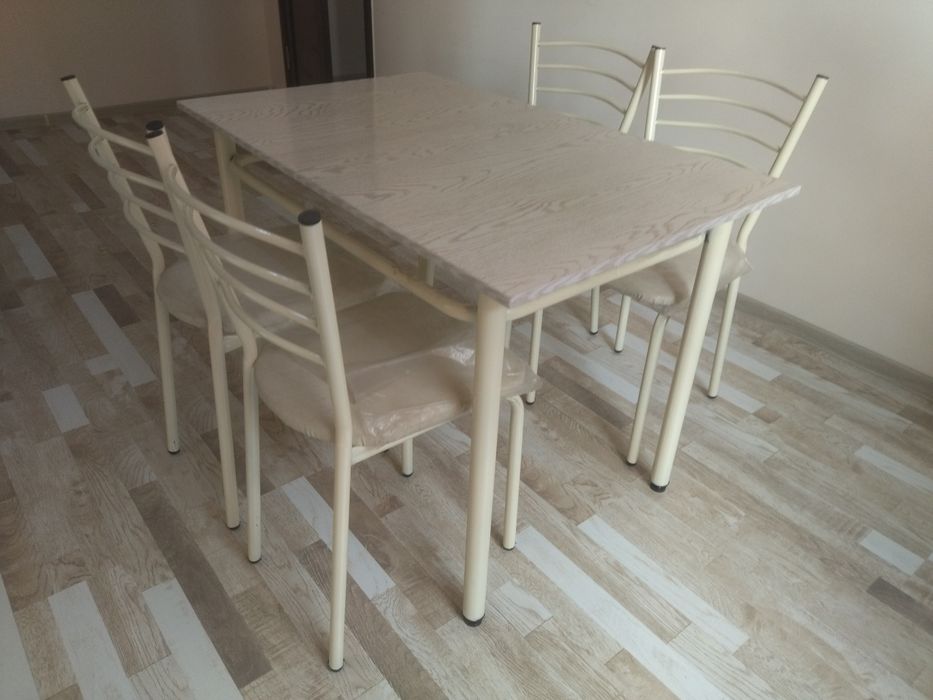 Кухонный стол с четырьмя стульями 870.000