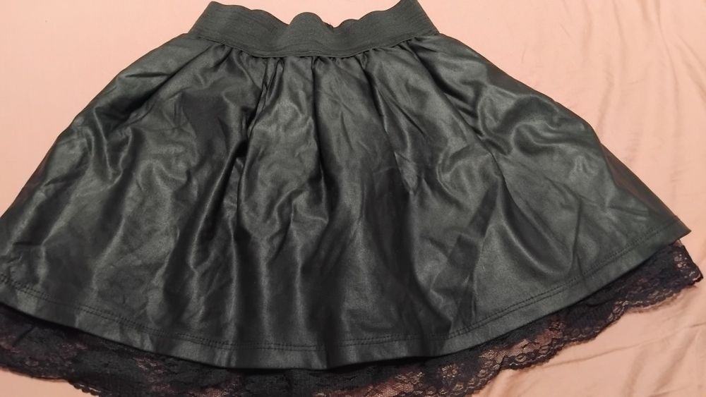 Черна поличка с дантела