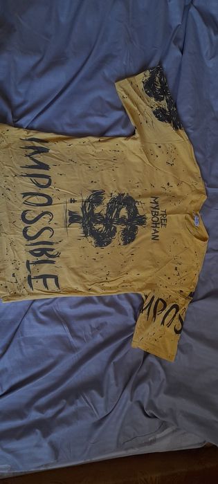 яркая новая футболка