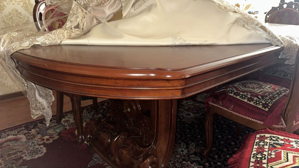 Продается большой стол со стульями