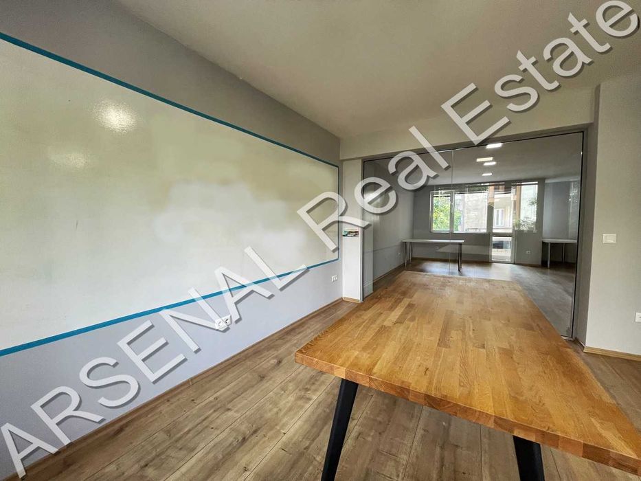 Офис под наем, Център