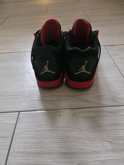 Vând jordani 4 (cu mici defecte )