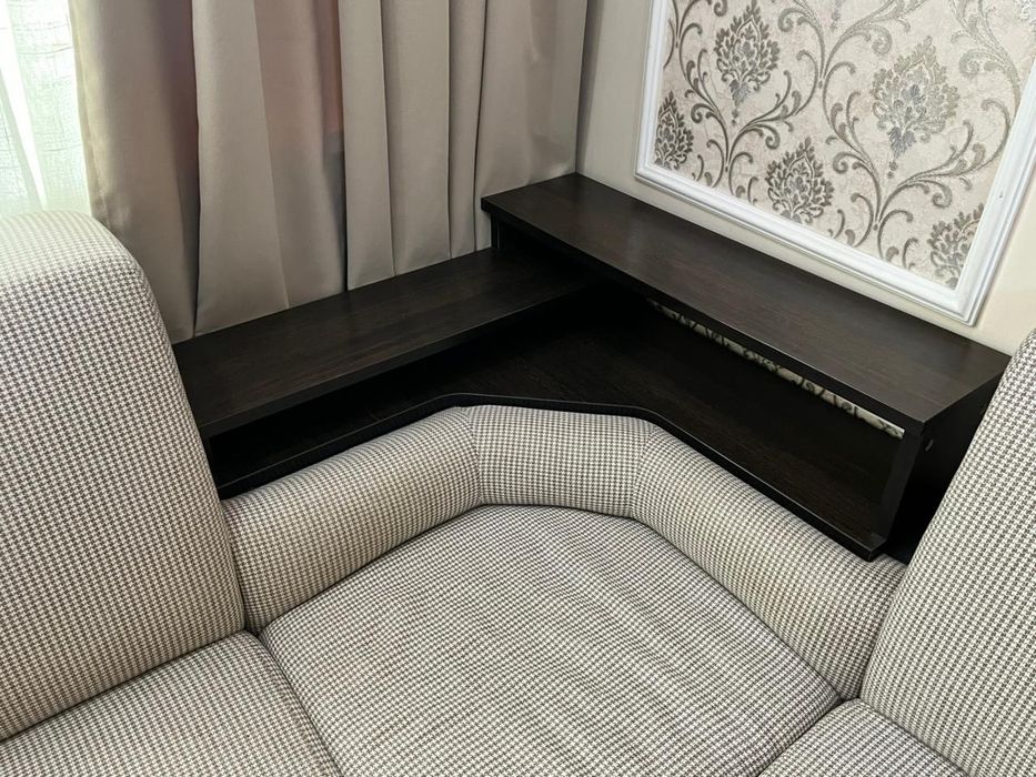 Прадется диван в хорошом состаяний