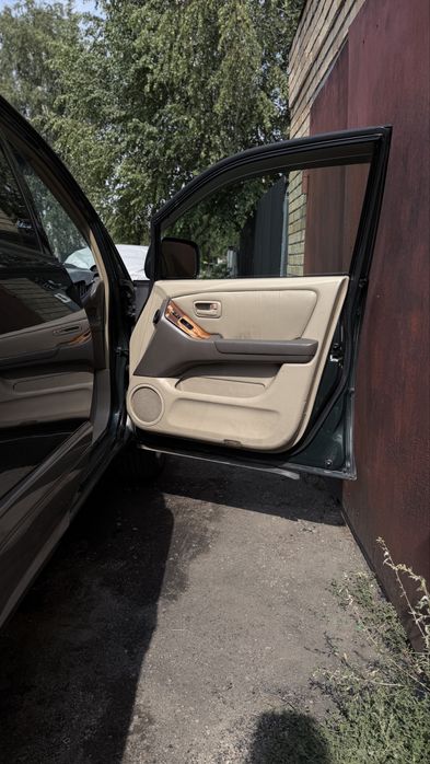 Продам машину ,  LEXUS RX 300