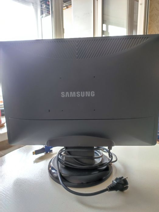 Монитор Samsung  21,6"