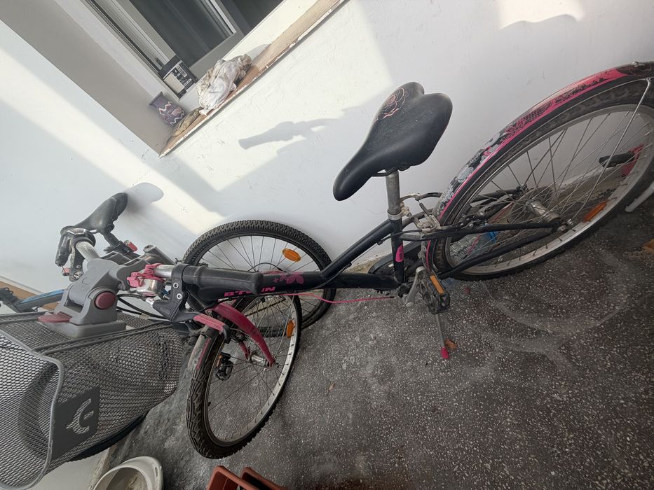Sunt doua biciclete, pretul e doar pentru o bicicleta