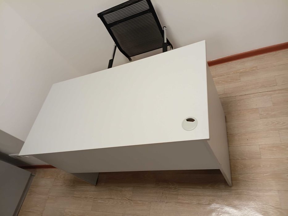 Офисный стол, шкафы