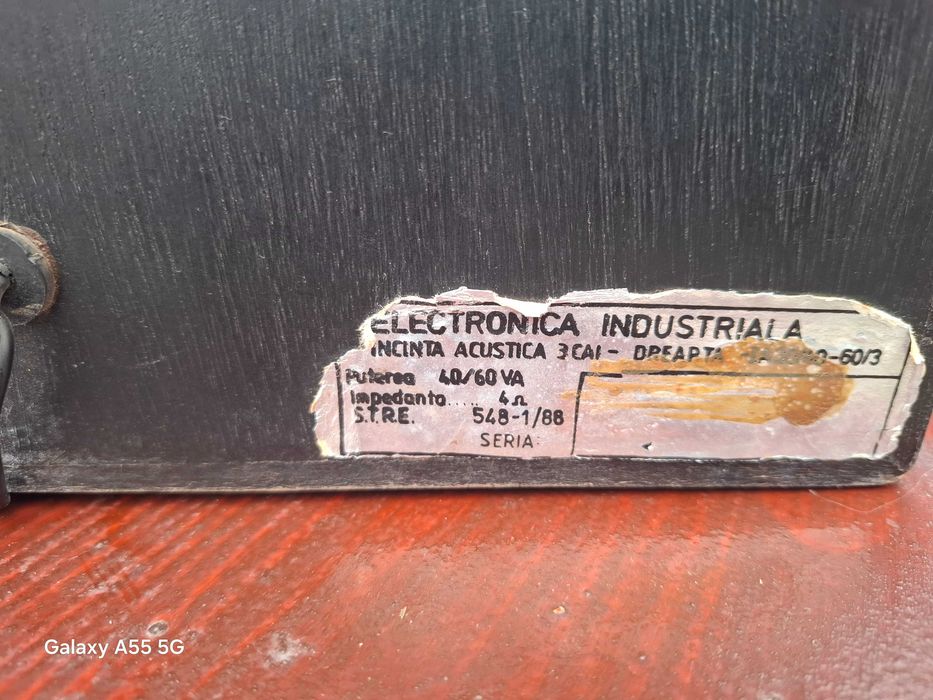 Vând două boxe carcasă lemn