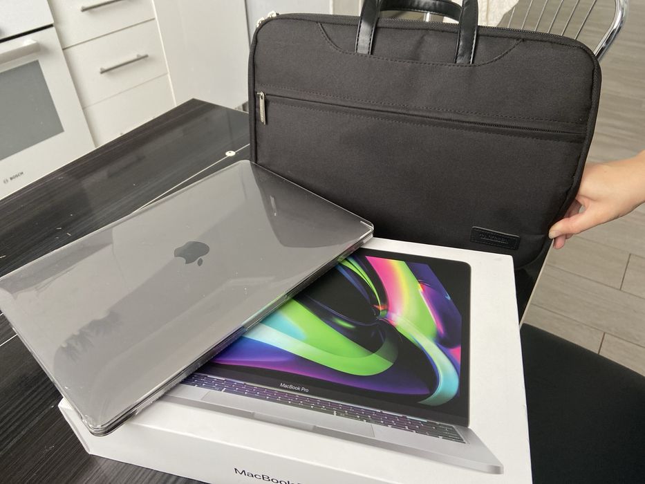 Apple MacBook Pro 13” с чипом M2, 2022 года.